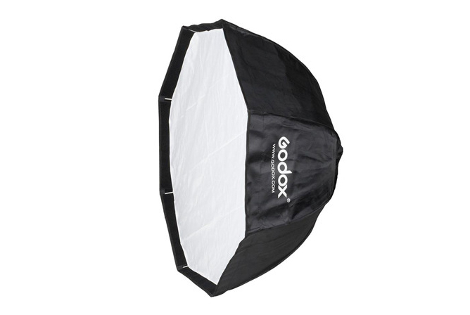 Svart og hvit oktagonal softboks fra Godox med logo synlig på siden