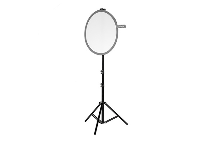 Justerbart lysstativ med oval reflektor som sprer lyset jevnt for fotografering