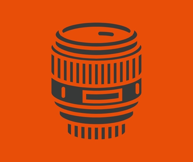 Illustrasjon av et kameraobjektiv i mørkegrått mot en lys oransje bakgrunn