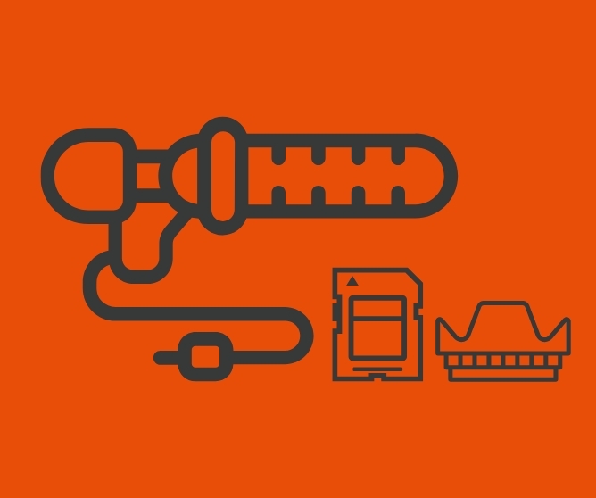 Illustrasjon av en mikrofon med ledning, et minnekort og en holder på oransje bakgrunn