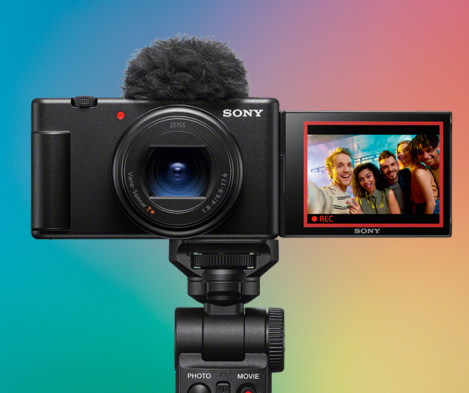 Sony videokamera med utfellbar skjerm som viser en opptaksscene i fargerik bakgrunn