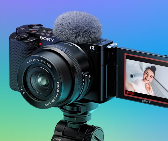 Sony videokamera med mikrofon og uttrekkbar skjerm som viser en videoinnspilling.