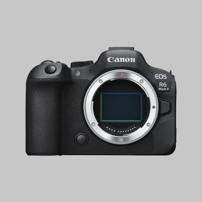 Canon EOS R6 Mark II kamerahus vist forfra, objektivfeste uten objektiv montert Canon EOS R6 Mark II kamerahus vist forfra, objektivfeste uten objektiv montert