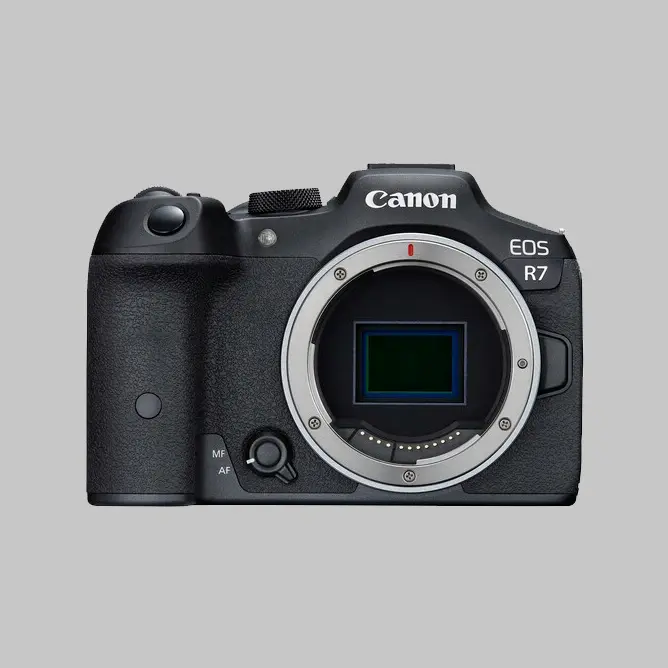 Canon EOS R7 kamerahus sett forfra med objektivfatning synlig Canon EOS R7 kamerahus sett forfra med objektivfatning synlig