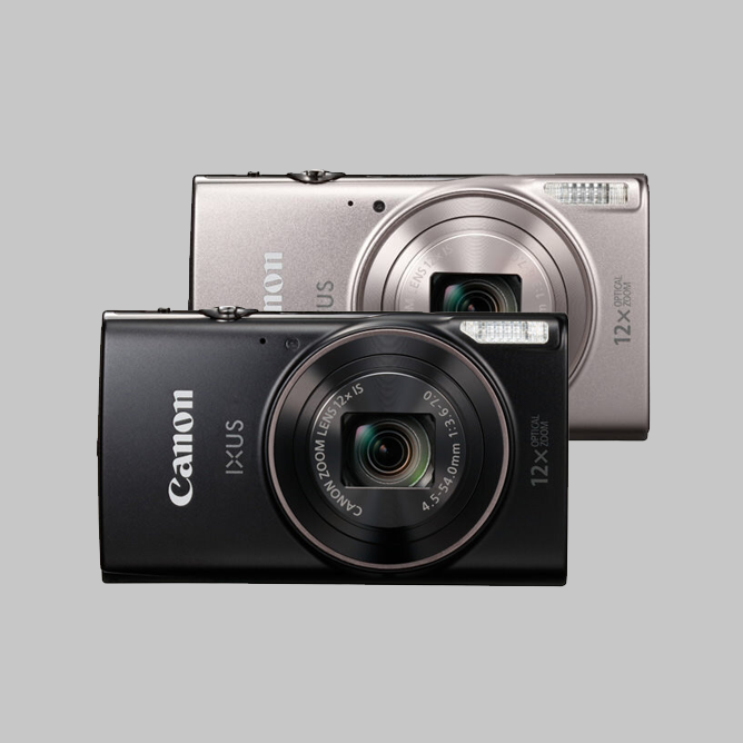 To kompakte Canon IXUS-kameraer, én i svart og én i sølv, med linser og blits godt synlige To kompakte Canon IXUS-kameraer, én i svart og én i sølv, med linser og blits godt synlige