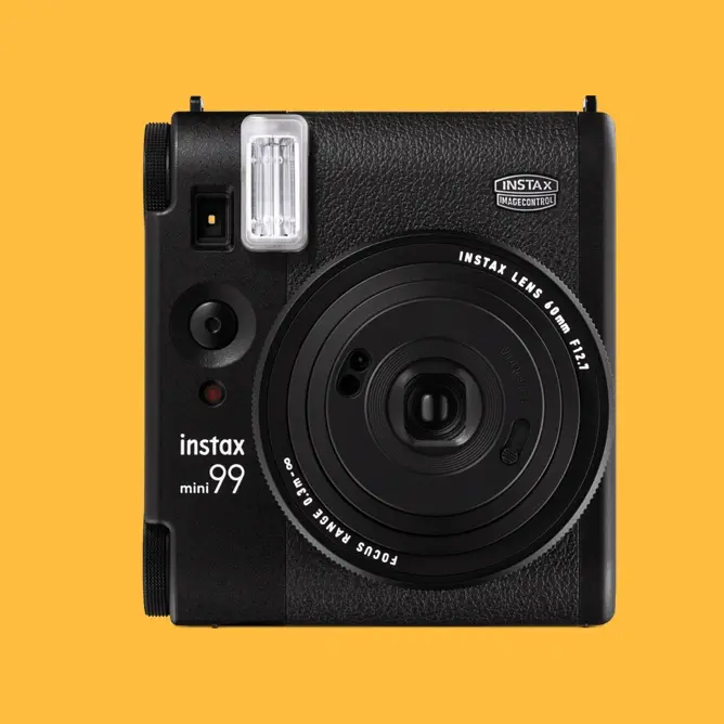 Svart, kvadratisk Instax Mini 99 kamera med rund linse og blits på knallgul bakgrunn