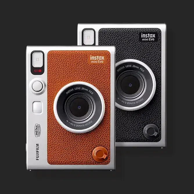 To retro designkameraer, en brun og en svart, med sølvdetaljer, plassert side ved side