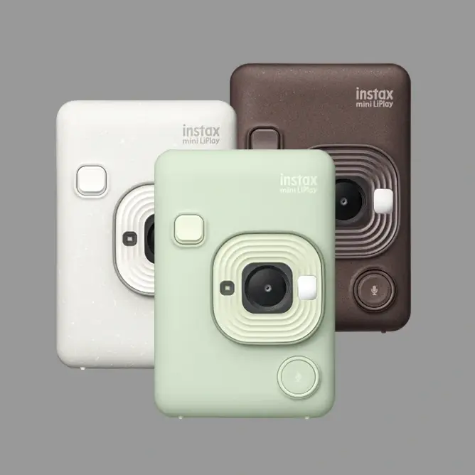 Tre farger av Instax Mini LiPlay-kamera: kremhvit, lys grønn og mørk brun