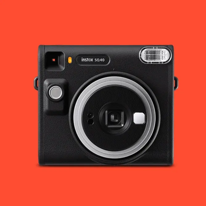 Svart analogt kamera Fujifilm Instax SQ40 med retrodesign, rund linse og blits over høyre hjørne