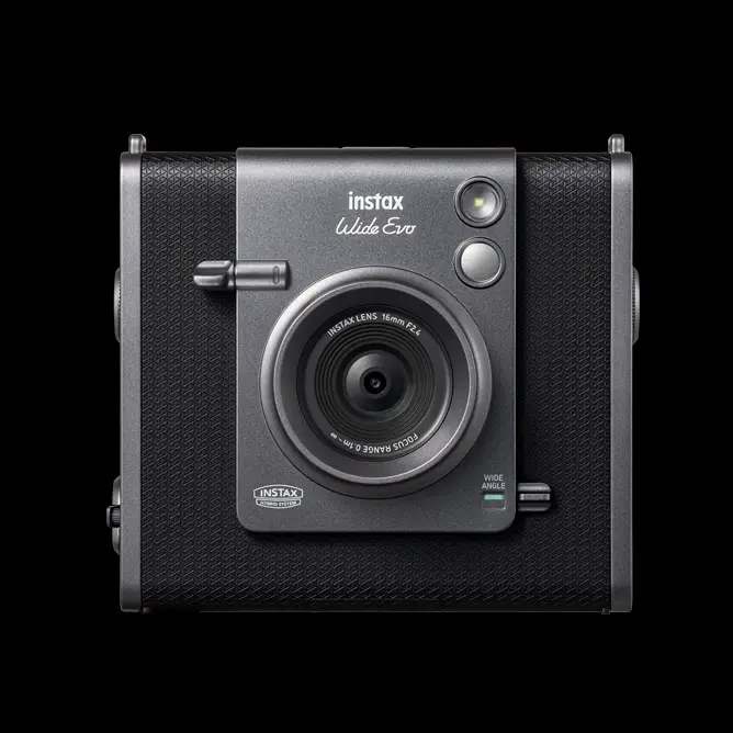 Kamera i klassisk design med bred linse og to knapper mot sort bakgrunn