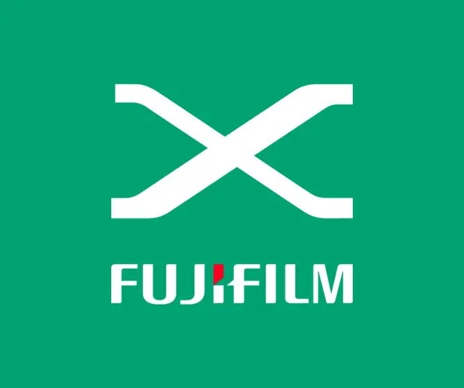 Et hvitt Fujifilm X-logo på grønn bakgrunn Et hvitt Fujifilm X-logo på grønn bakgrunn