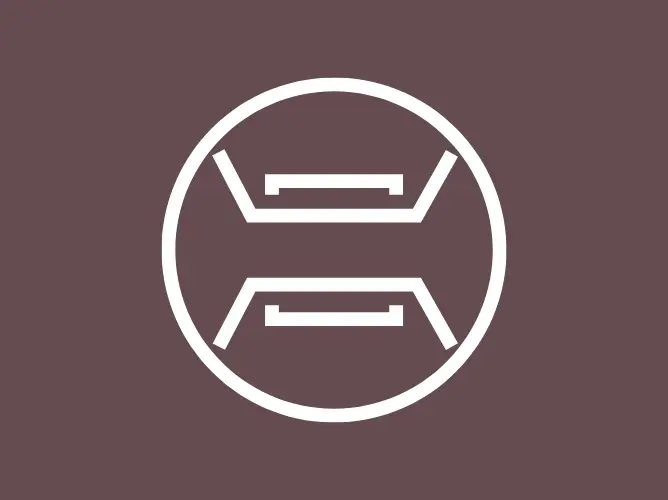 To stiliserte hvite senger plassert oppå hverandre i en sirkel med brun bakgrunn