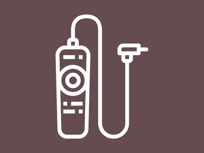 Illustrasjon av en fjernkontroll koblet til en ledning