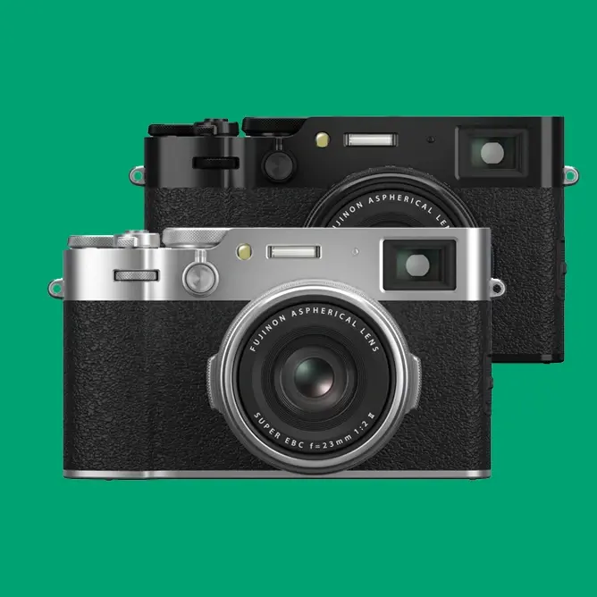 To retrostil-kameraer, én i sølv og én i svart, plassert foran en grønn bakgrunn