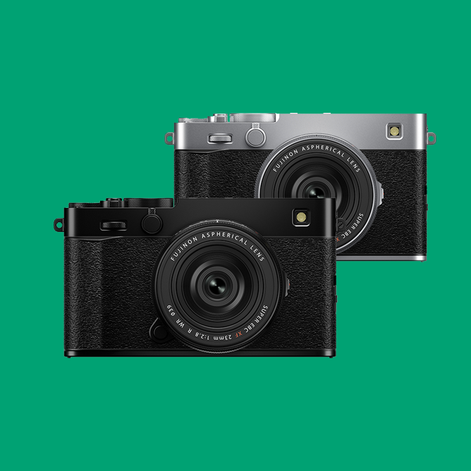 To kameraer, en i svart og en i sølv, med Fujinon-linse foran grønn bakgrunn