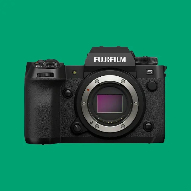 Fujifilm kamera uten objektiv, svart design med metalldetaljer, grønn bakgrunn