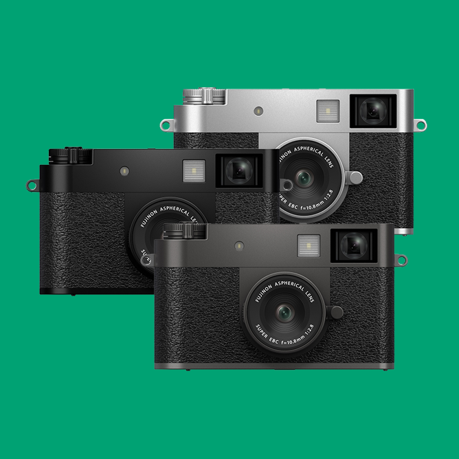 Tre kompaktkameraer i klassisk design, to svarte og en sølvfarget, arrangert foran en grønn bakgrunn