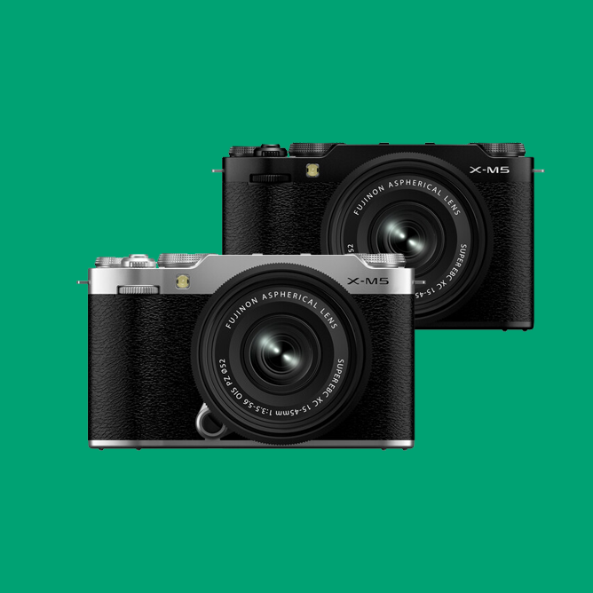 To kameraer av modellen Fujifilm X-M5, en i sort og en i sølv, med avrundet design og synlig objektiv foran