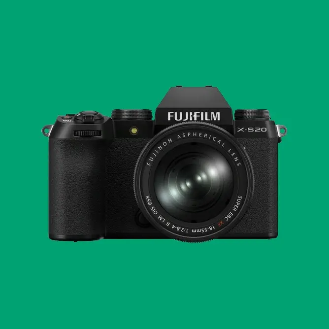 Speilreflekskamera Fujifilm X-S20 med svart design og stort objektiv