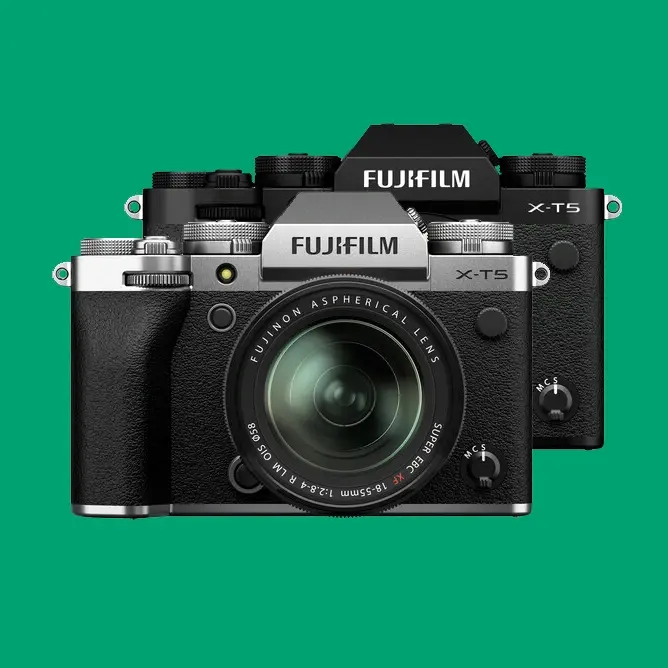 To Fujifilm X-T5 kameraer vist forfra og bakfra, med et grønt bakgrunnsfelt
