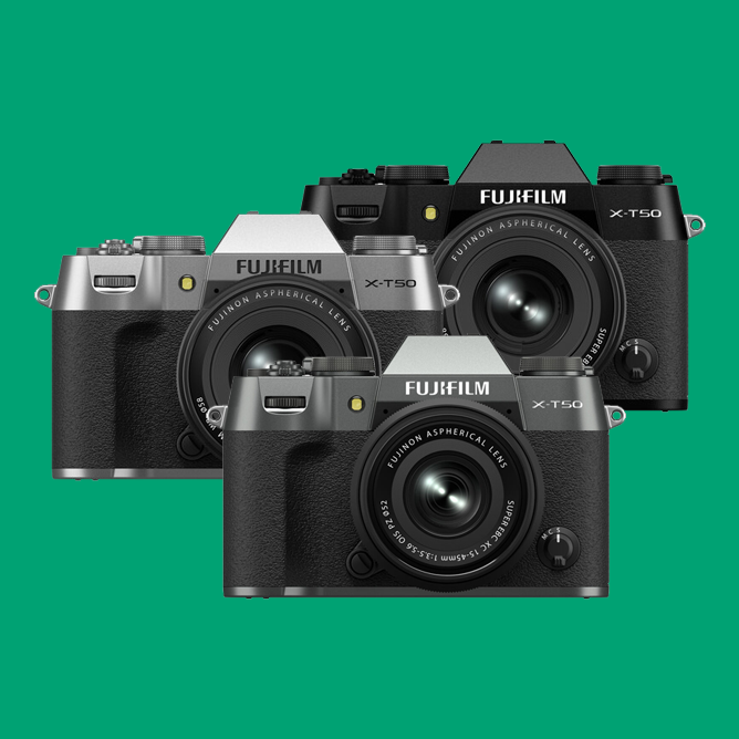 Tre digitale Fujifilm X-T50 kameraer i svart og sølvfarger, plassert i en triangulær form