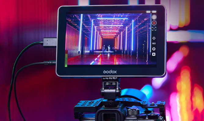 Skjerm som viser fargerik tunnel med lys i neon og reflekterende gulv