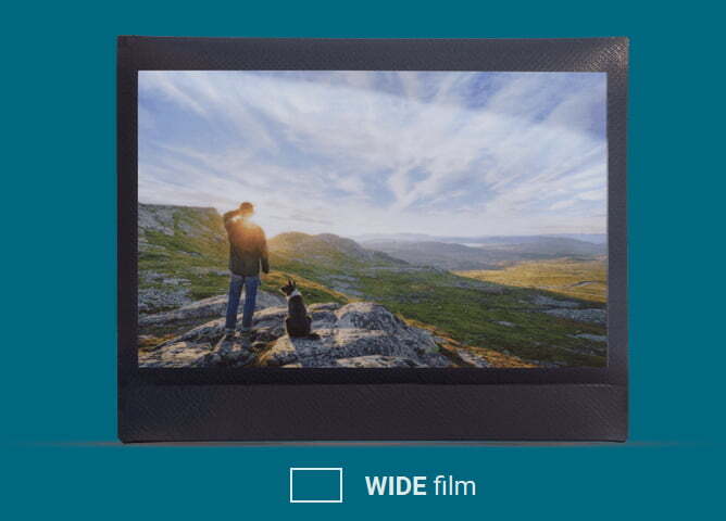 En person og en hund ser utover et naturskjønt landskap med fjell og solnedgang