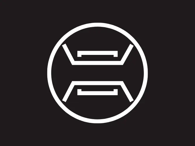 Hvitt sirkelikon med symmetriske, horisontale linjer og vinkler på sort bakgrunn