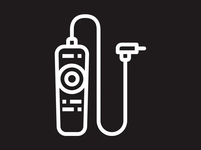 Hvitt ikon av en fjernkontroll med kabel og plugg på svart bakgrunn