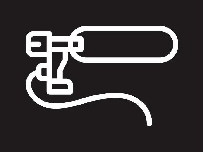 Ikon i hvitt som viser en mikrofonsymbol med en kabel, på en svart bakgrunn