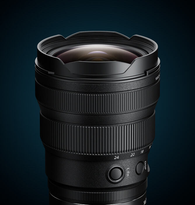 Sort objektiv med brede linser, synlig zoomring og detaljerte kontroller