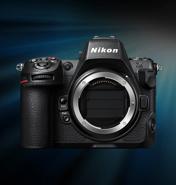 Svart Nikon speilløst kamera med Z-fatning sett forfra, mot en mørk blå bakgrunn