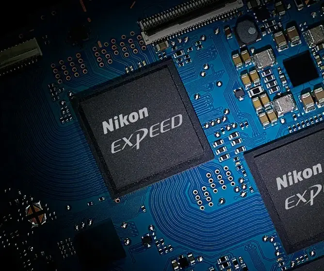 To mikrobrikker med etiketten "Nikon EXPEED" på et blått kretskort