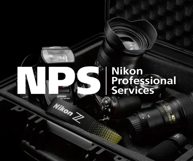 Sort sett med Nikon-kamera, objektiver og blits i en beskyttende koffert