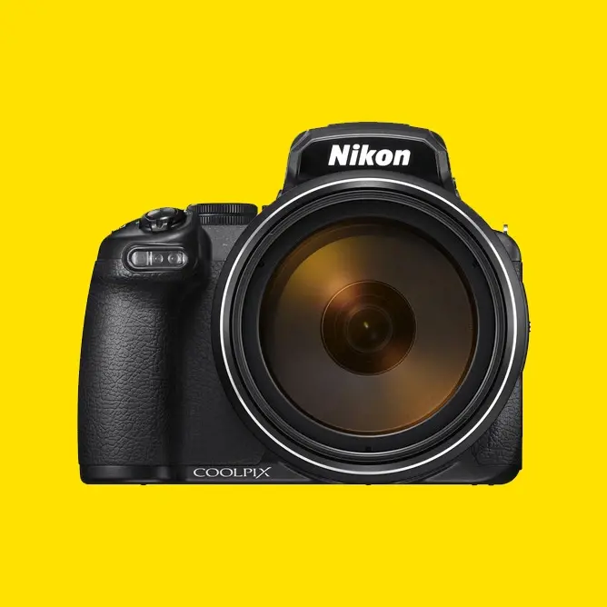 Nikon COOLPIX kamera med stort objektiv, svart design på gul bakgrunn