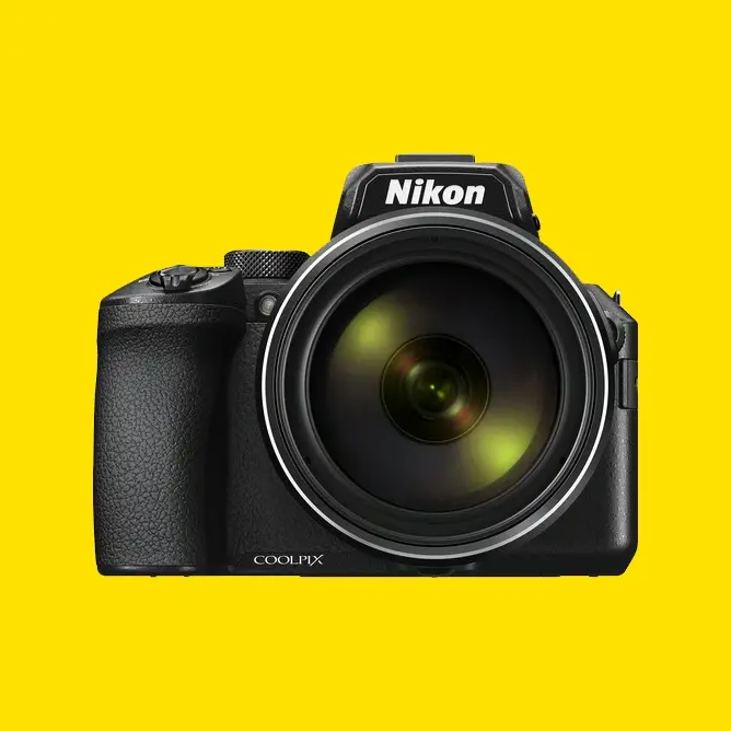 Nikon COOLPIX kamera med stort objektiv, sort design og gul bakgrunn