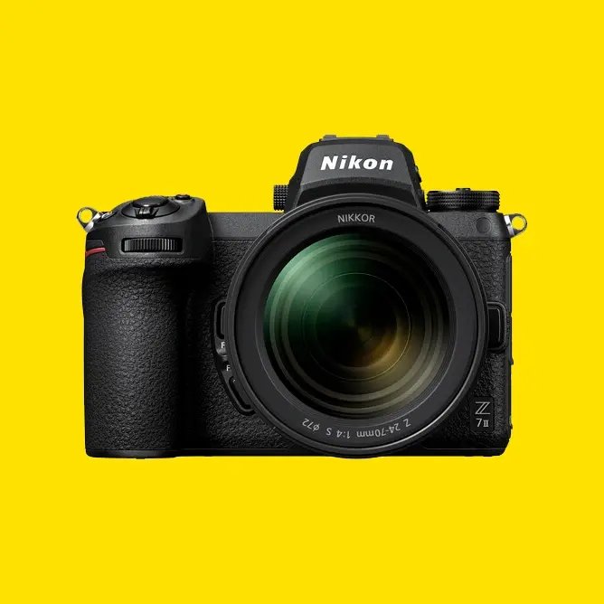 Speilreflekskamera Nikon Z7 II på en lys gul bakgrunn
