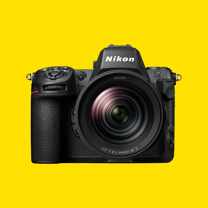 Speilreflekskamera Nikon Z med objektiv, svart design og gul bakgrunn