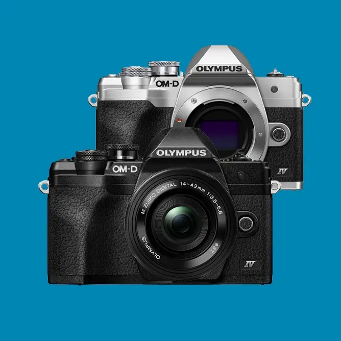 To Olympus speilløse kameraer, ett i sølv og ett i svart, med fokus på frontdesign og detaljer To Olympus speilløse kameraer, ett i sølv og ett i svart, med fokus på frontdesign og detaljer