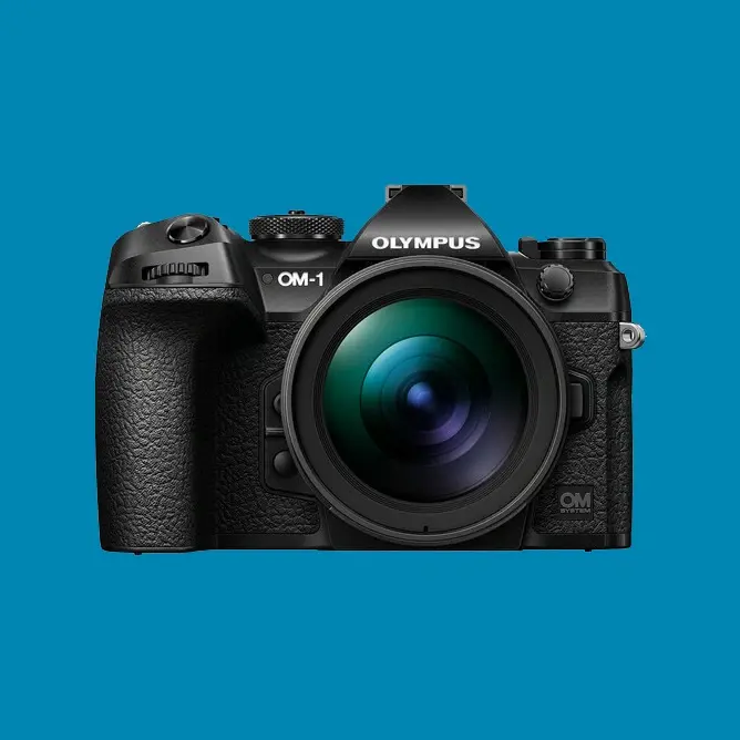 Sort kamera med et stort objektiv som dominerer midten av bildet, blå bakgrunn Sort kamera med et stort objektiv som dominerer midten av bildet, blå bakgrunn