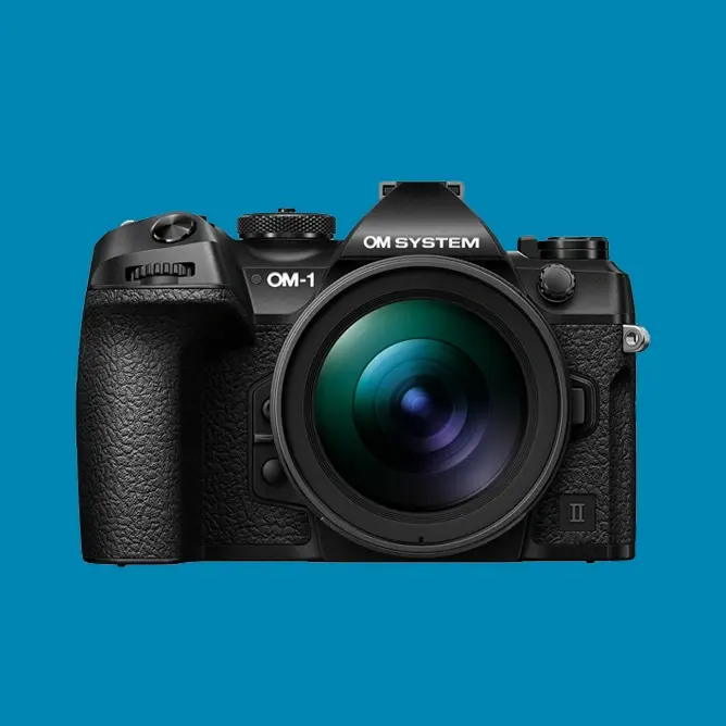 Kamera med svart hus, stor linse og blå bakgrunn Kamera med svart hus, stor linse og blå bakgrunn