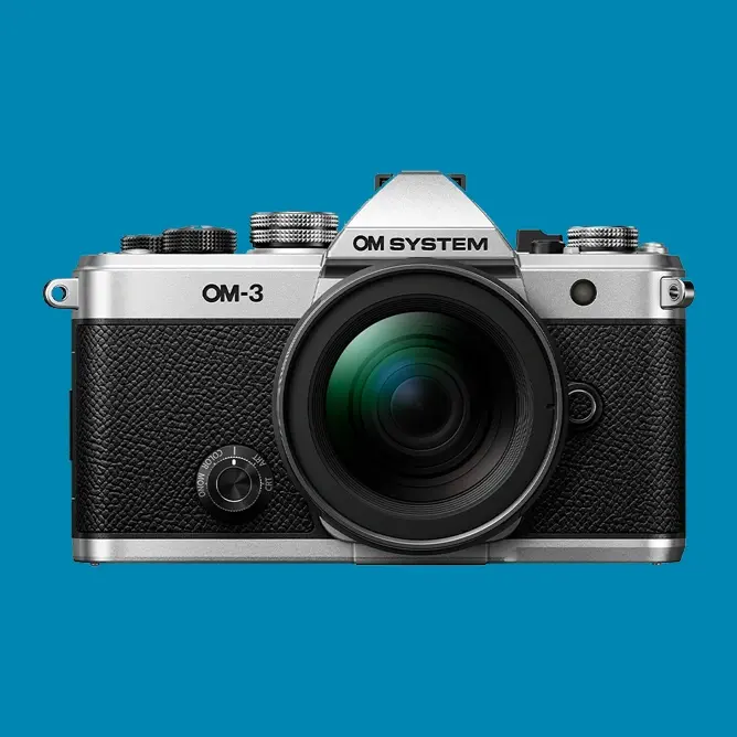 Sølvfarget speilreflekskamera med sort teksturert grep og stor linse Sølvfarget speilreflekskamera med sort teksturert grep og stor linse