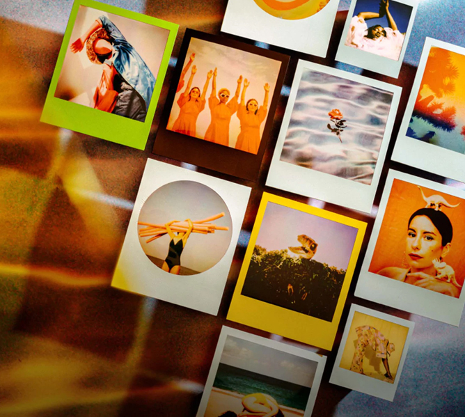 Flere kvadratiske polaroidbilder i ulike farger med motiver som sommer, dansere, strand og natur.