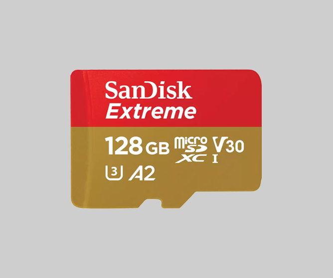 Rød og gull SanDisk Extreme microSD-kort med 128 GB lagringskapasitet og spesifikasjonene U3, V30, A2 og microSDXC Rød og gull SanDisk Extreme microSD-kort med 128 GB lagringskapasitet og spesifikasjonene U3, V30, A2 og microSDXC