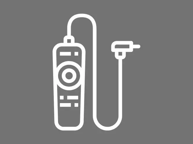 Ikon av en fjernkontroll med tilkoblet kabel, hvit illustrasjon på grå bakgrunn