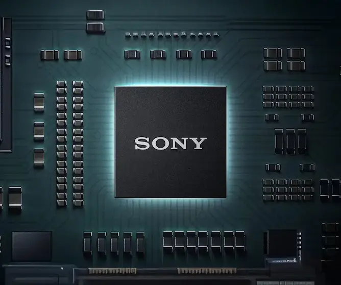 Sony-brikke omgitt av elektroniske komponenter på et kretskort