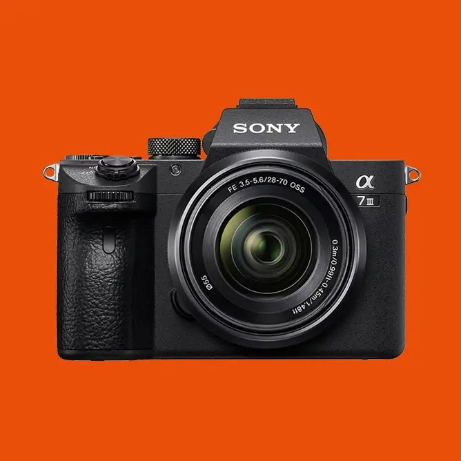 Sony Alpha 7 III speilløst kamera med linse mot oransje bakgrunn