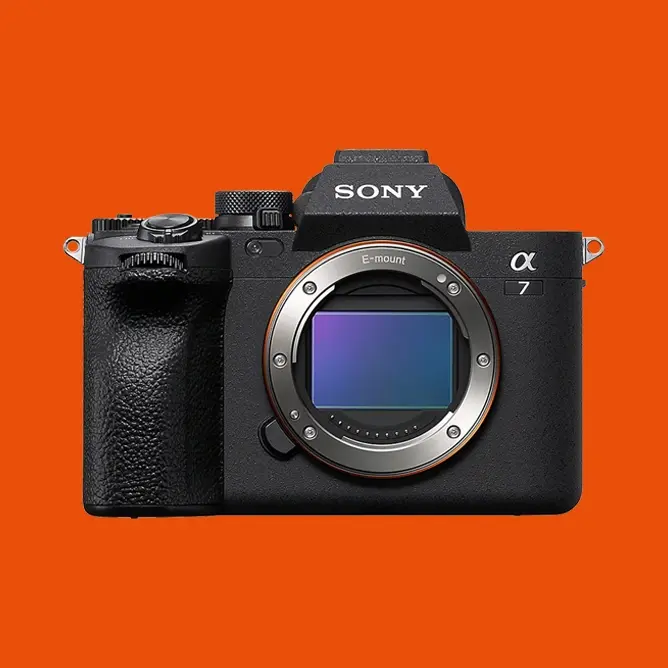 Sony Alpha 7 kamera uten objektiv, svart, med oransje bakgrunn