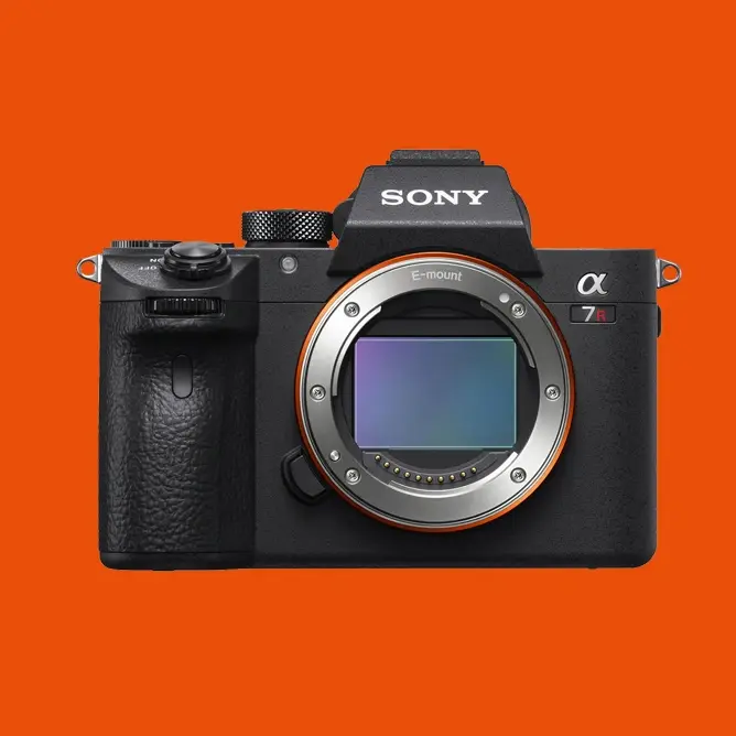 Sony speilløst kamera fra Alpha-serien, modell α7R III, på en oransje bakgrunn