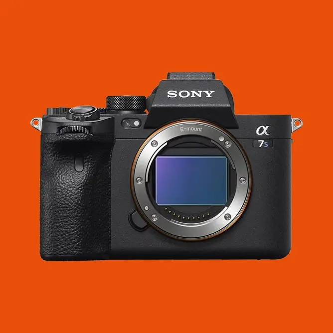 Sony Alpha 7S speilløst kamera med fullformat sensor mot oransje bakgrunn